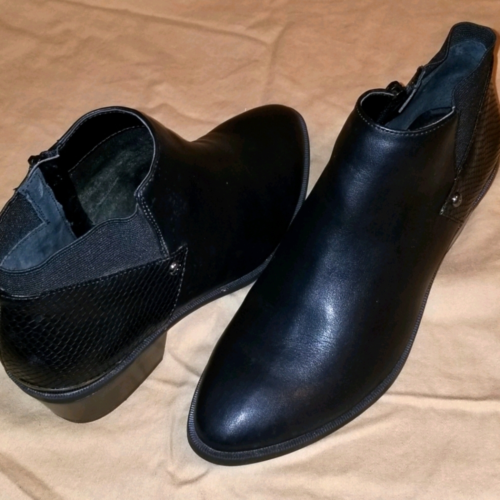 Vera Wang Women's Vienna style Bootie
